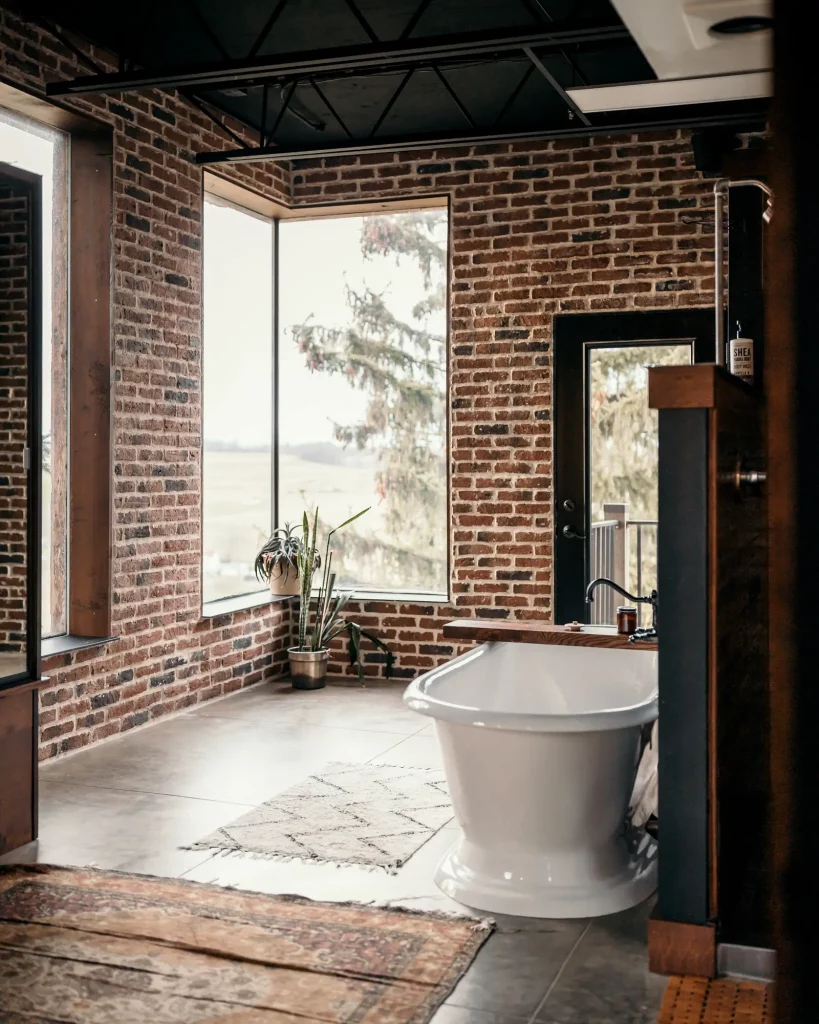 salle de bain et son mur en briques