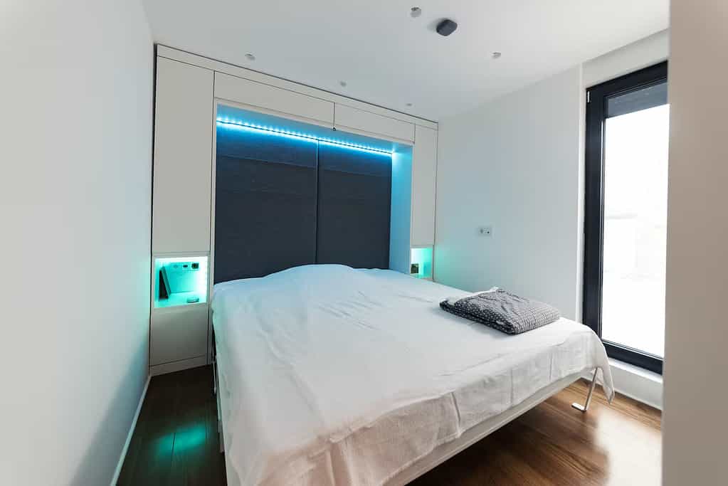 chambre double avec LED au plafond