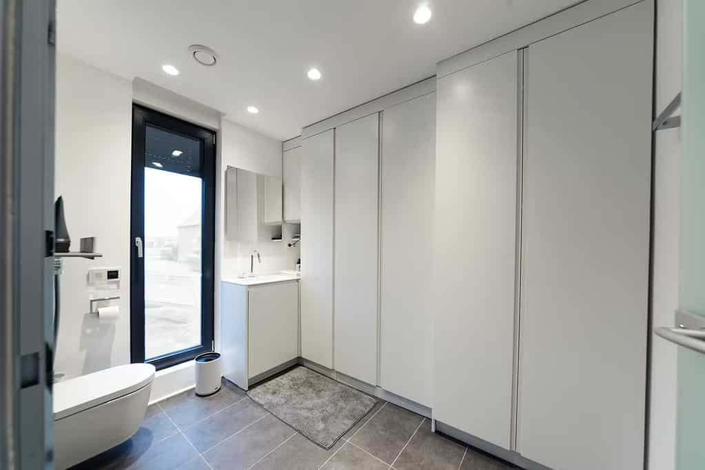 salle de bain moderne et fonctionnelle et nombreux rangements
