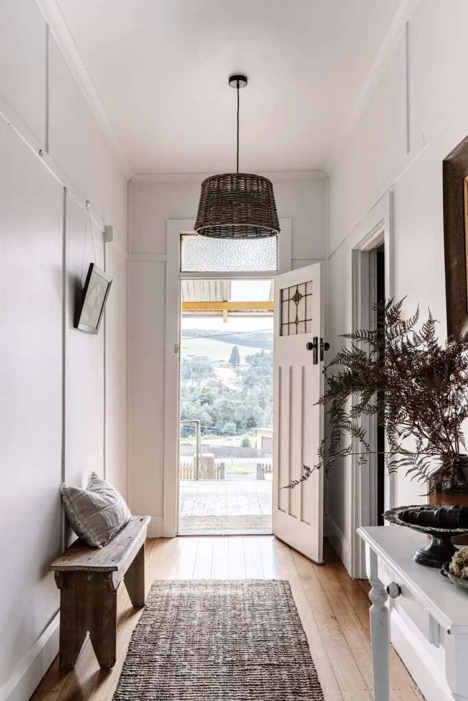 couloir d'entrée de la maison et suspension au plafond