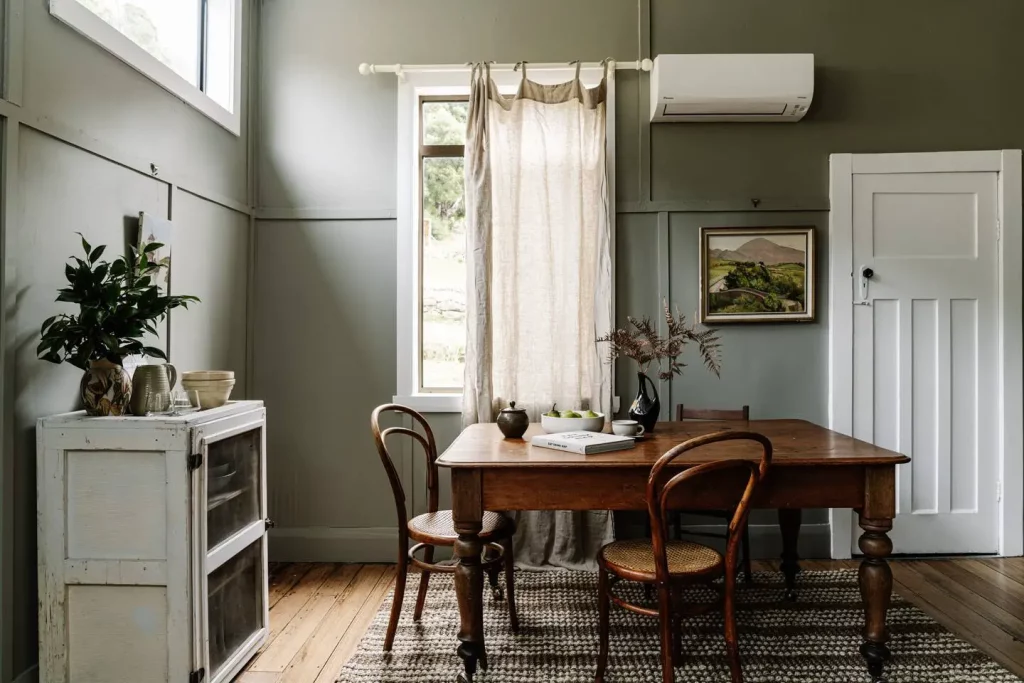 espace repas avec une table en bois et sa commode vintage