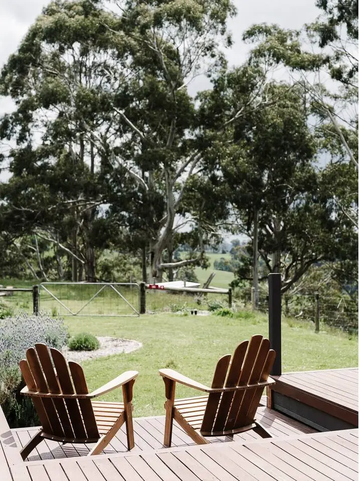 terrasse en bois face au jardin