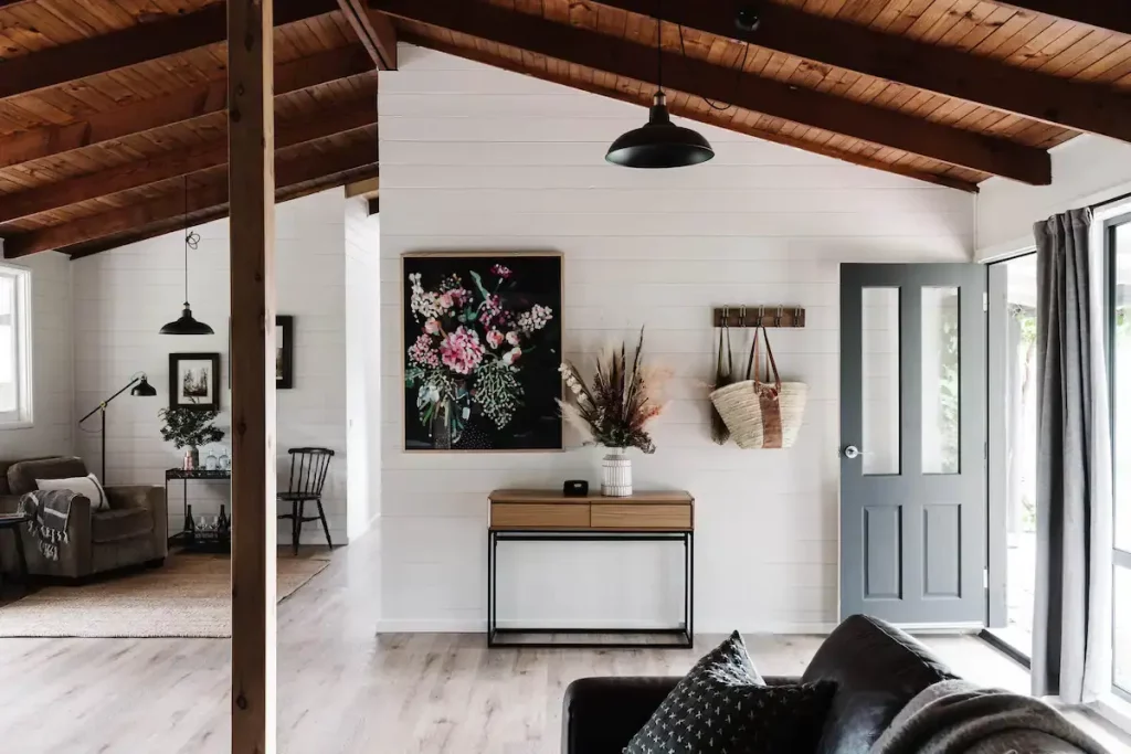 mur en bois blanc et parquet en bois au sol