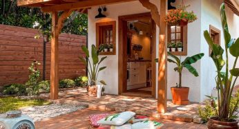 Une adorable mini maison en bois et sa piscine