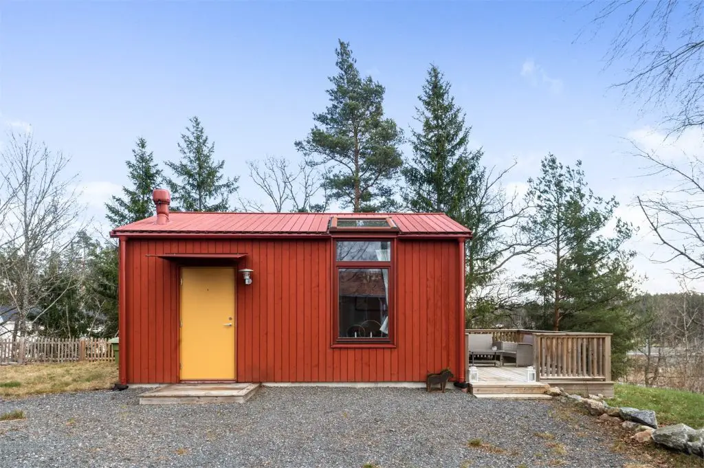 Vue de face de la maison et sa jolie façade rouge