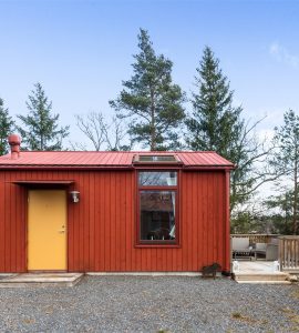 Vue de face de la maison et sa jolie façade rouge