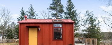 Vue de face de la maison et sa jolie façade rouge