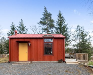 Vue de face de la maison et sa jolie façade rouge