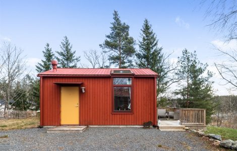 Vue de face de la maison et sa jolie façade rouge
