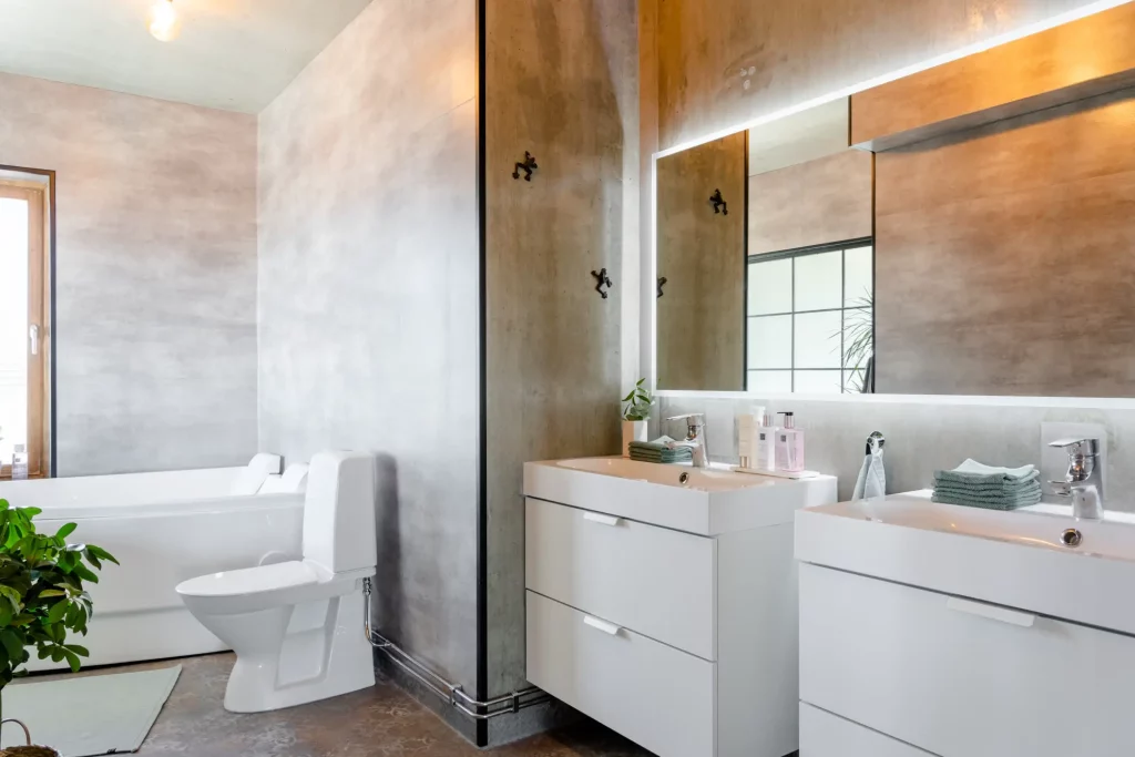 salle de bain et son mur en béton ciré