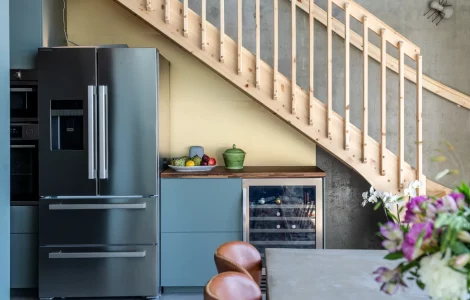 garde corps en bois au-dessus de la cuisine
