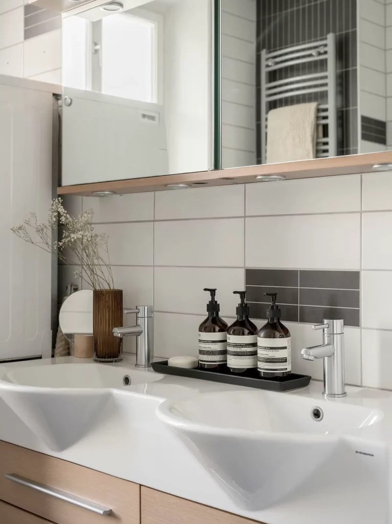 salle de bain et ses meubles de rangements en bois