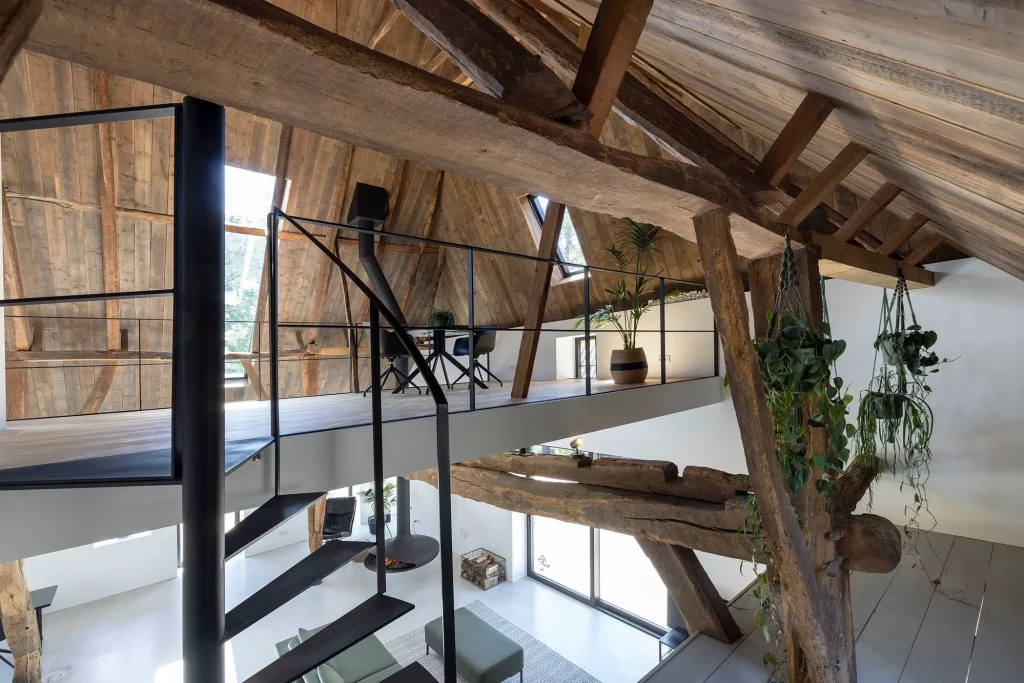 mezzanine aménagée sous le plafond en bois