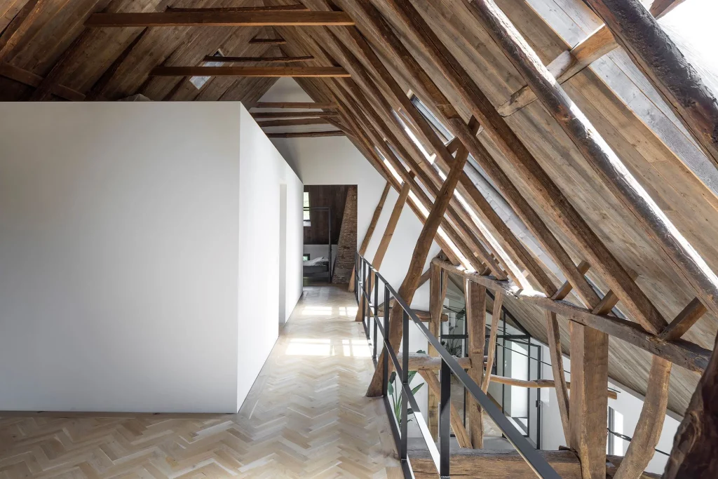 long couloir sous le plafond en bois