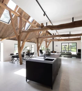 grande pièce de vie et poutres apparentes au plafond