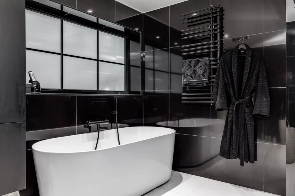 une magnifique salle de bain aux carreaux noirs