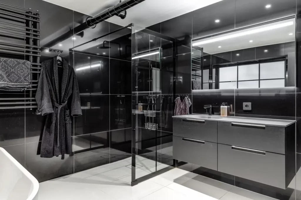 salle de bain au total look noir