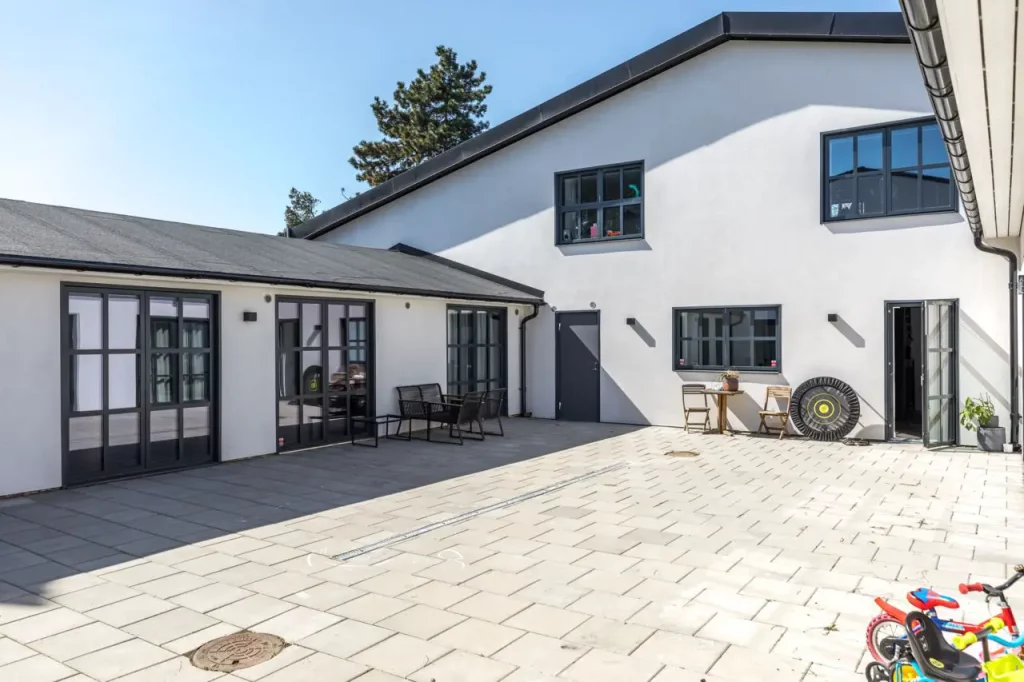 extérieur de la maison et son grand espace