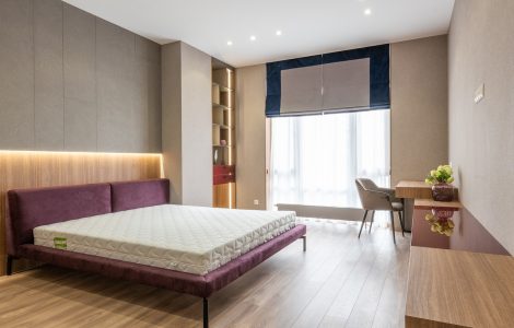 Vue sur une chambre épurée avec un lit de grande taille