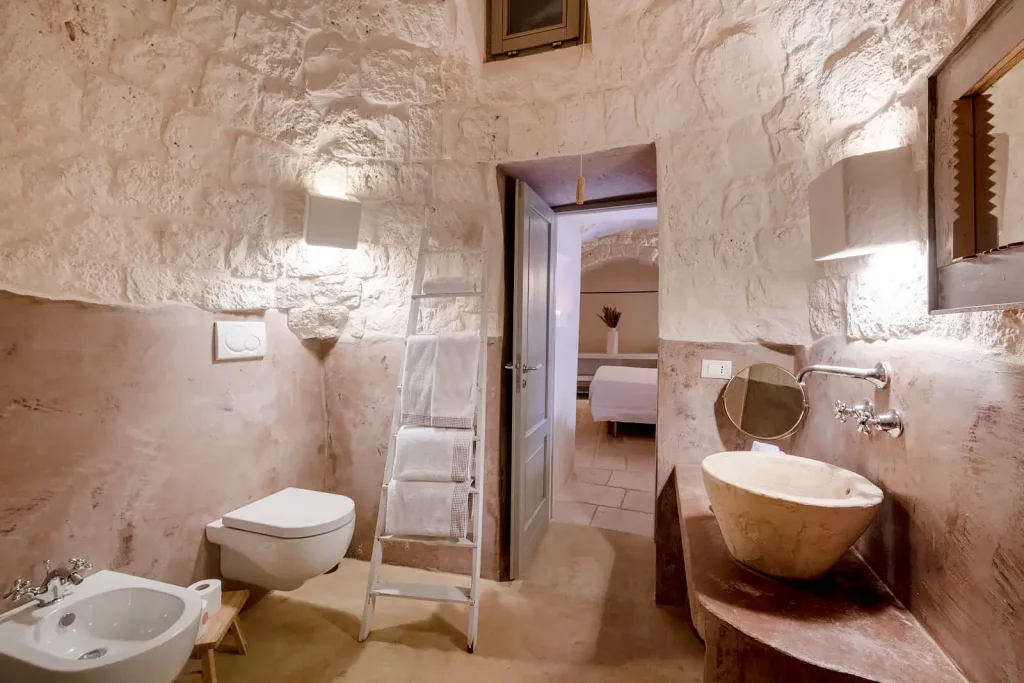 salle de bain entre les murs en pierres