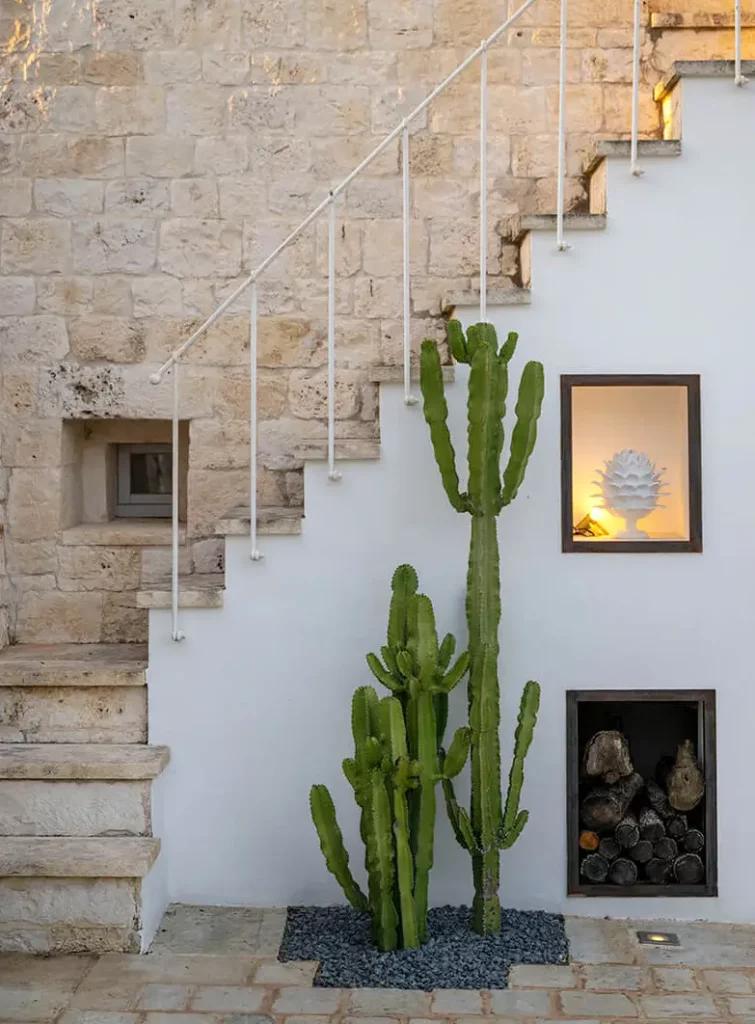 escalier blanc et mur en pierres