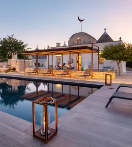 Une belle vue la nuit près de la piscine