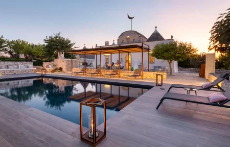 Une belle vue la nuit près de la piscine