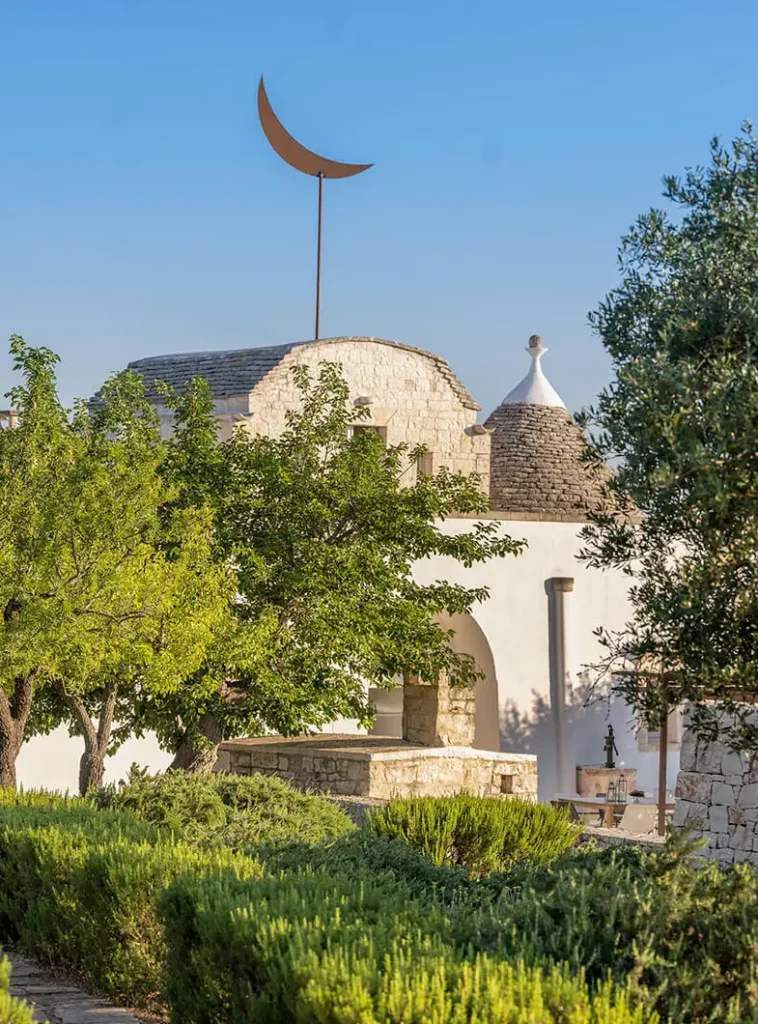 bel ensemble de trulli dans la végétation