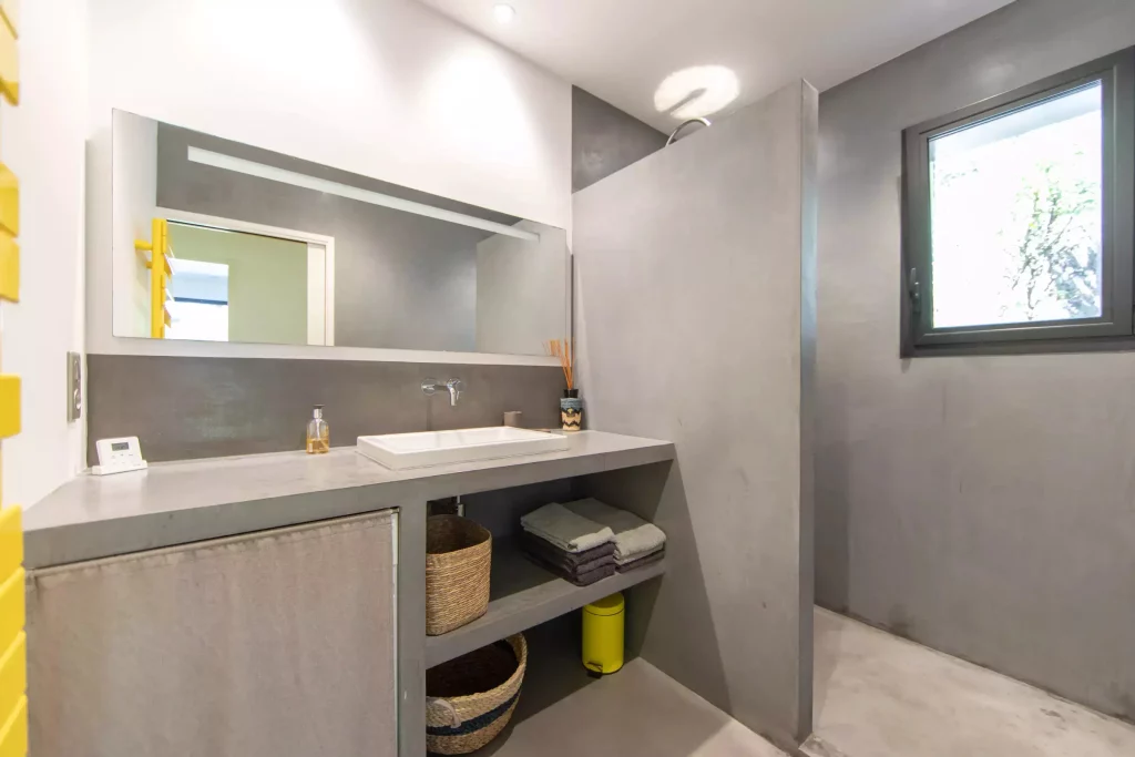 salle de bain en béton ciré et sa douche à l'italienne