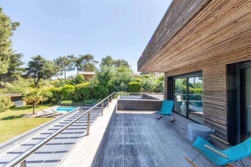 extérieur et sa terrasse en bois