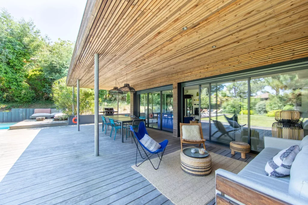 un petit salon en bois au fond de la terrasse