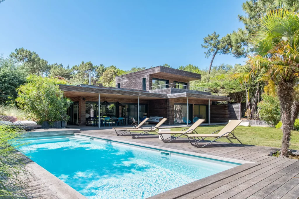 piscine extérieure sur la terrasse en bois