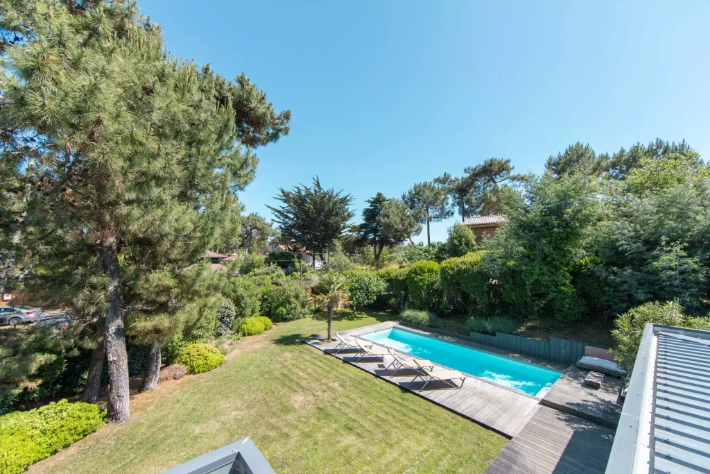 piscine extérieure dans le grand jardin