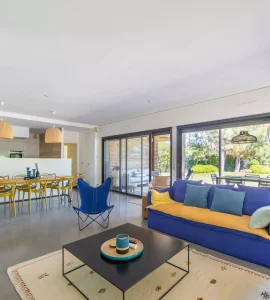 belle hauteur sous plafond et grand espace dans la pièce