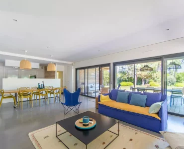 belle hauteur sous plafond et grand espace dans la pièce