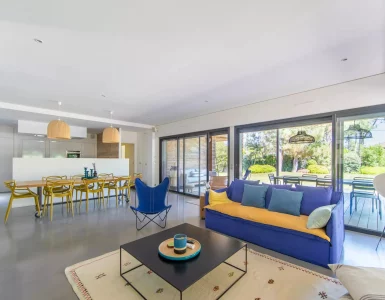 belle hauteur sous plafond et grand espace dans la pièce
