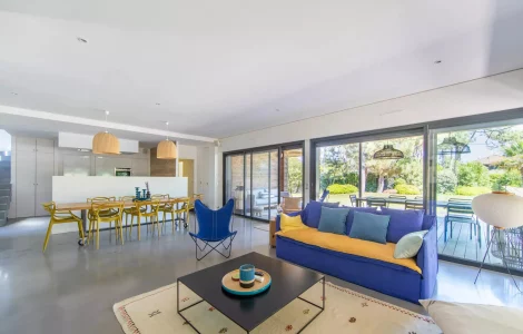 belle hauteur sous plafond et grand espace dans la pièce