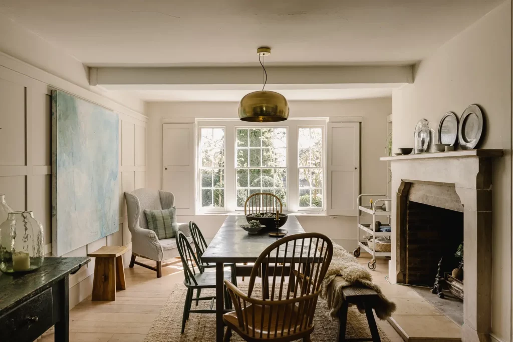 une belle salle à manger et sa cheminée