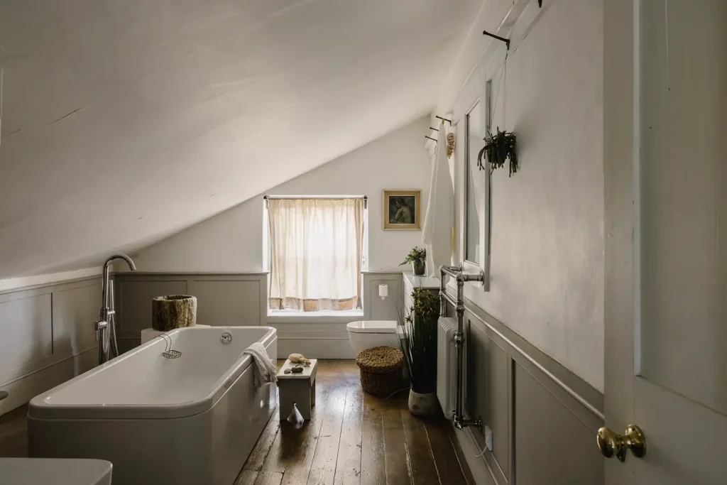 salle de bain moderne sous plafond