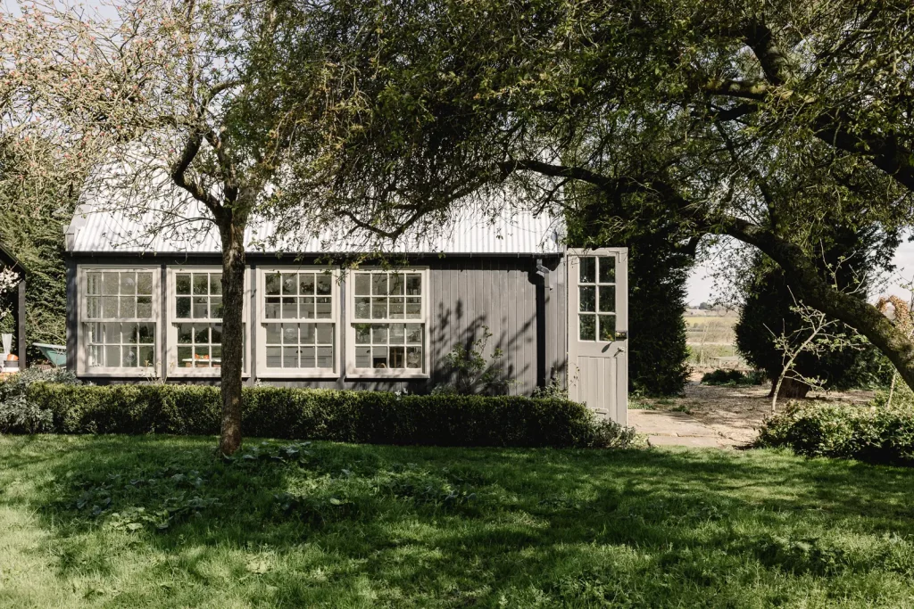 une dépendance en bois au fond du jardin