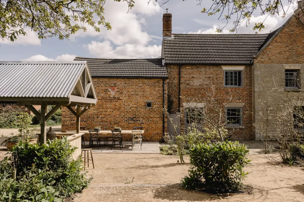 extérieur de la maison et son grand jardin