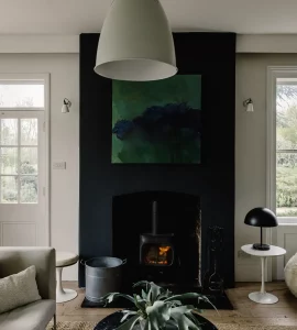 un poêle moderne dans le mur