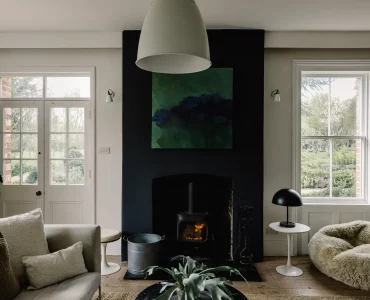 un poêle moderne dans le mur