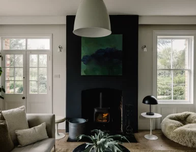 un poêle moderne dans le mur
