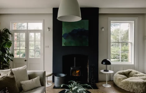 un poêle moderne dans le mur