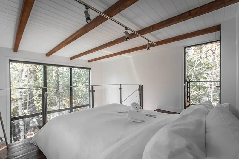 chambre sous le plafond en bois