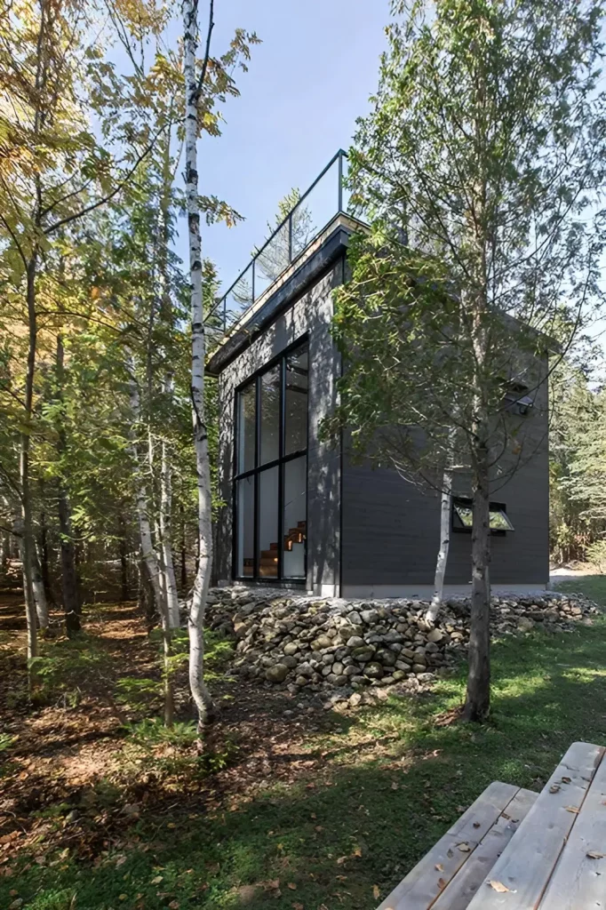 mini-maison disposée sur une butte en pierres