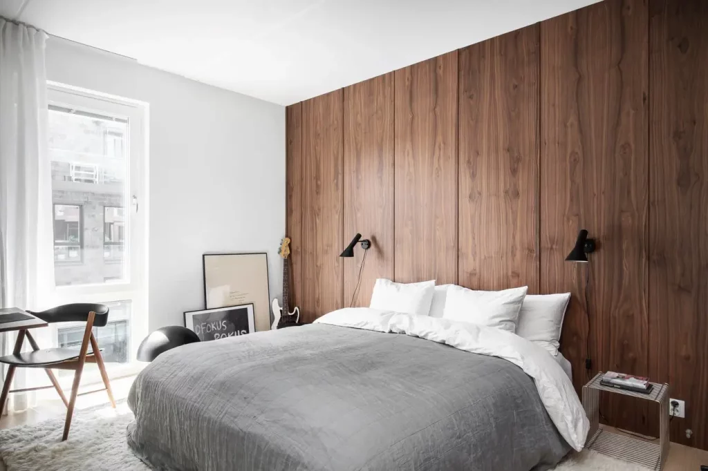 chambre double et lambris en bois sur le mur