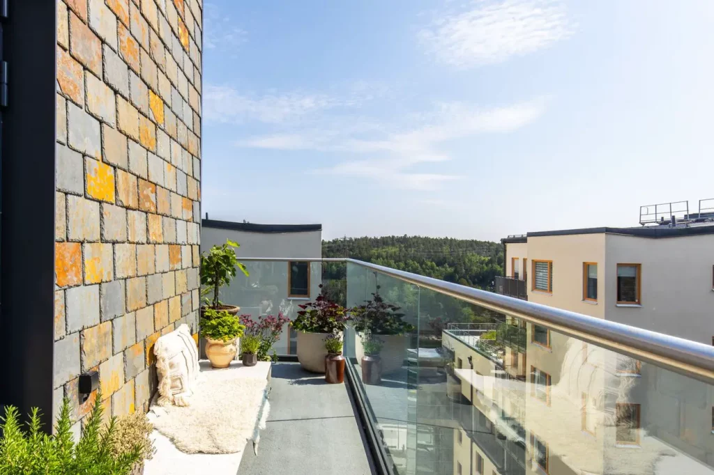 terrasse extérieure et son mur en briques