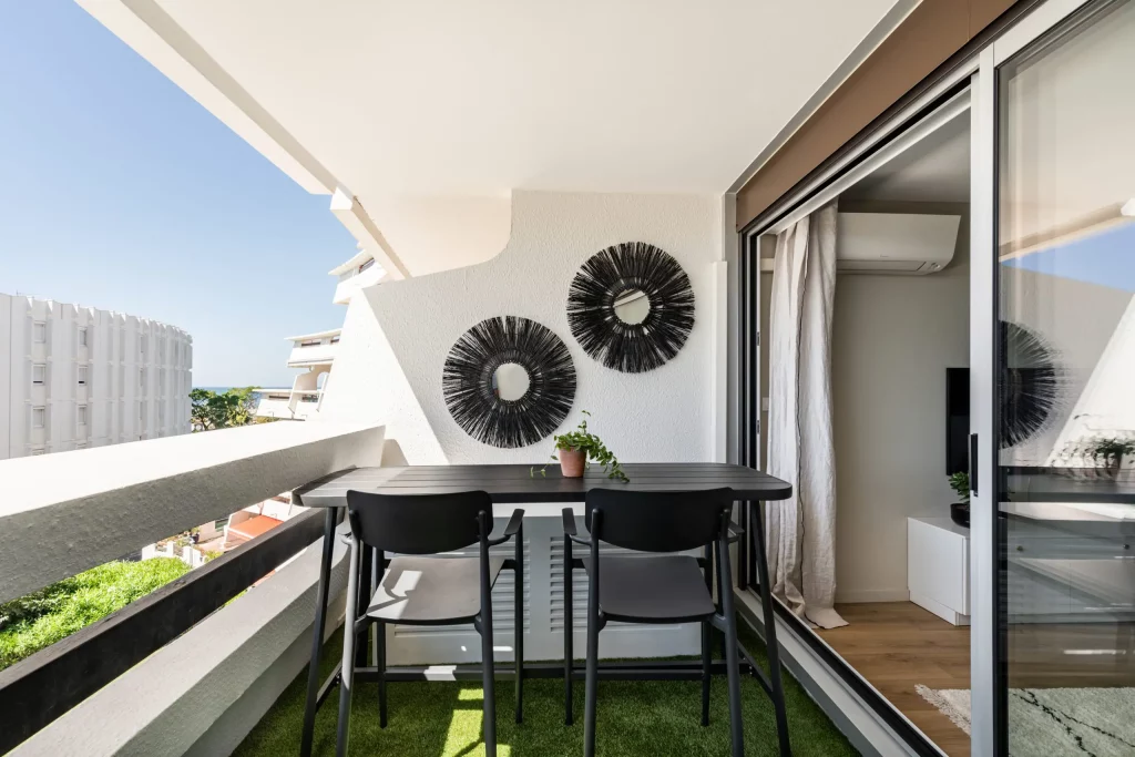 terrasse extérieure et sa table en bois